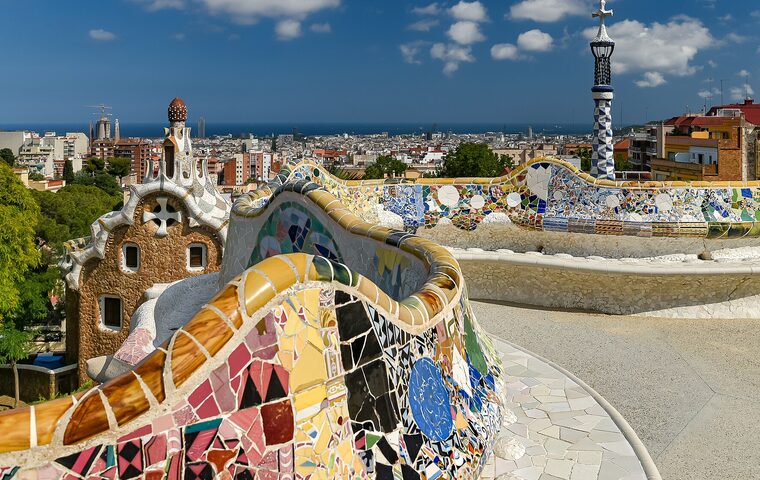 Kolorowa mozaika i pawilony Park Güell w Barcelonie