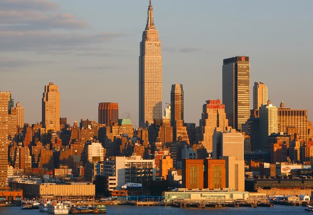 Empire State Building i wieżowce Manhattanu w złotym świetle zachodzącego słońca